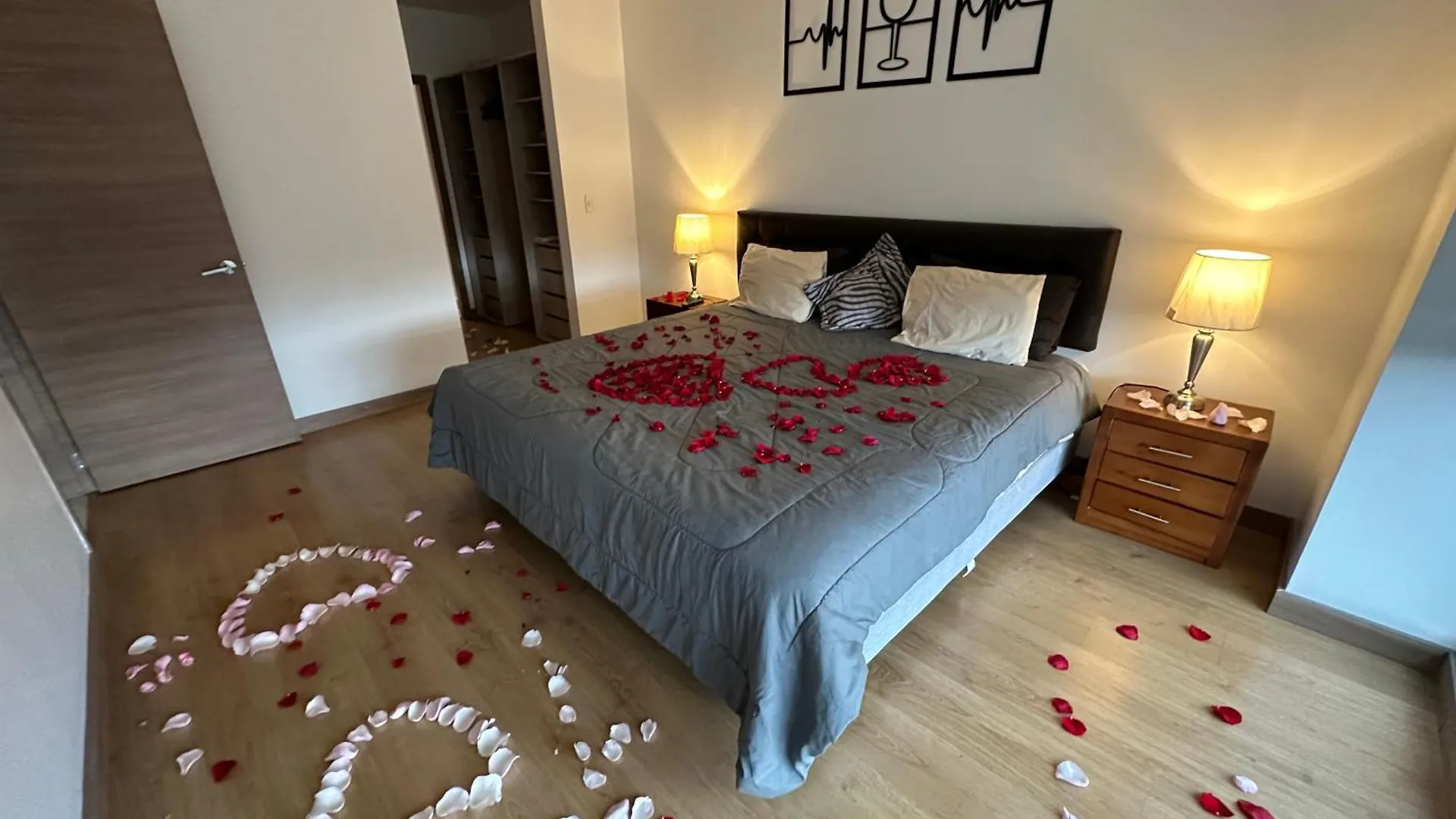 Five Stars Suites Paris, Κίτο Ισημερινός
