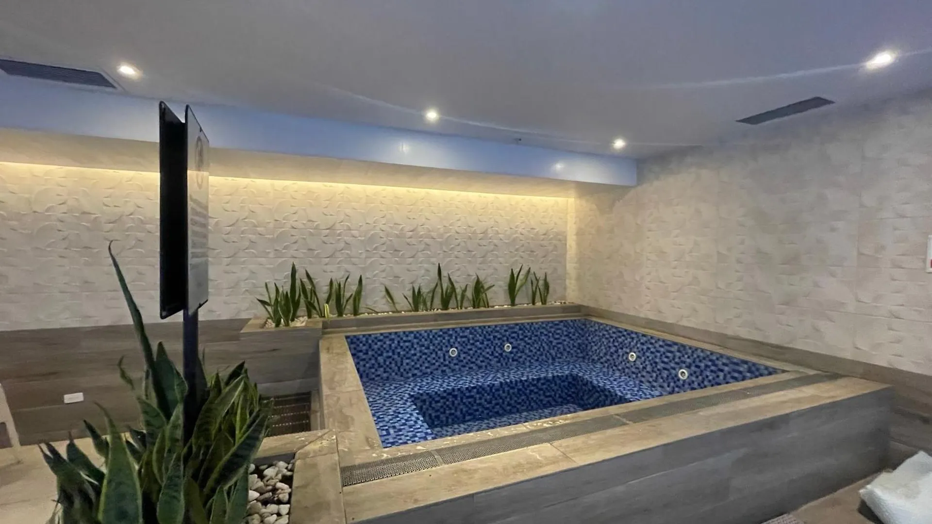 Five Stars Suites Paris, Κίτο Ισημερινός