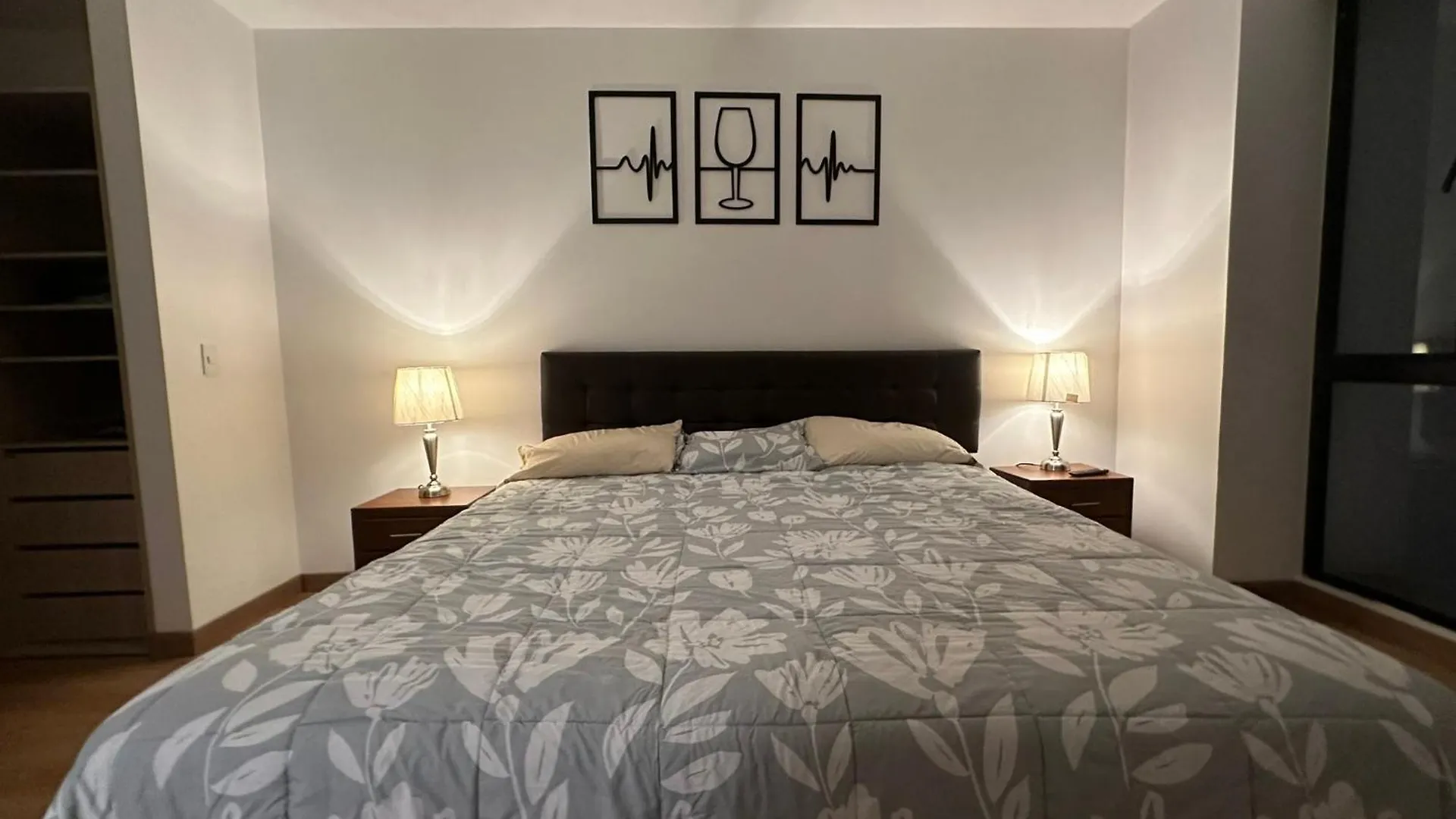 Five Stars Suites Paris, Κίτο